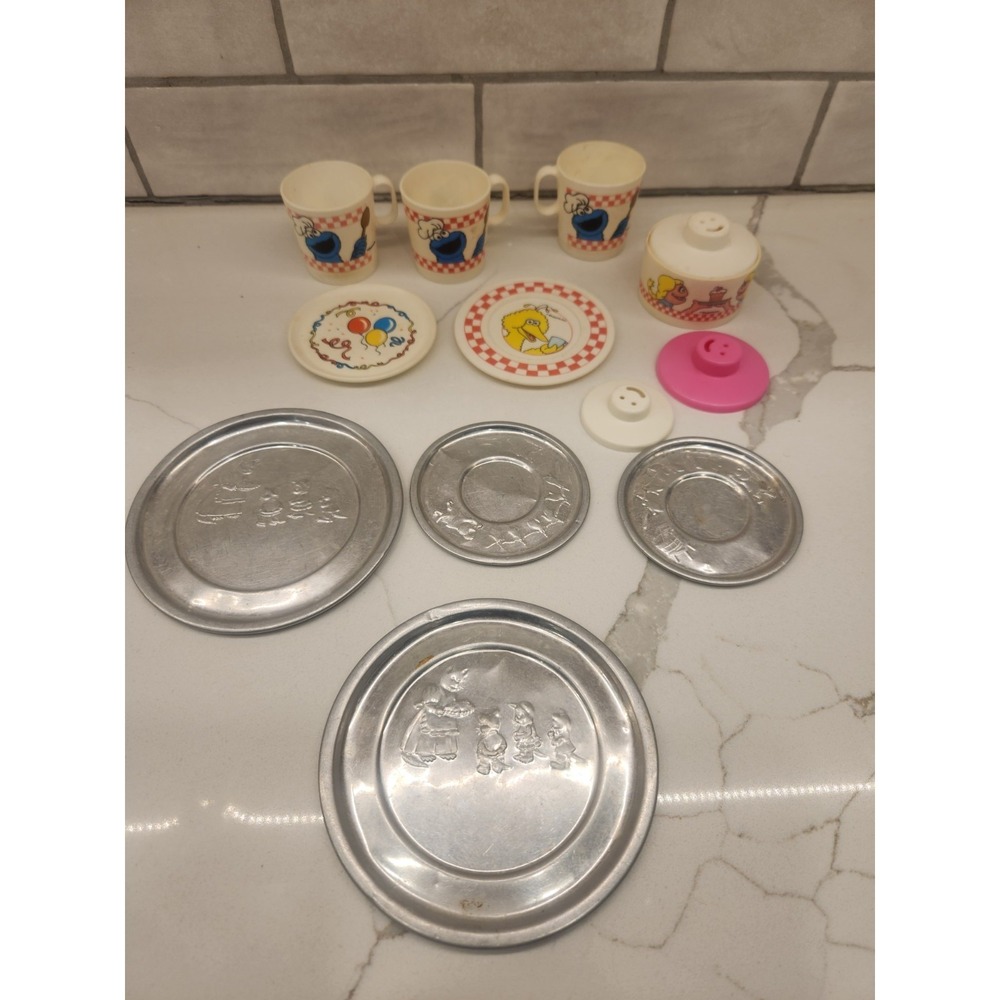 Mixed Lot Of 13 Pieces Plastic And Tin Child's Play Kitchen Toys Cups Plates Lid